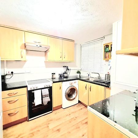 Cosy Luxurious 3 Bedroom House, Free Parking, Free Wifi, Private Garden, Free Netflix Havering Bagian luar foto