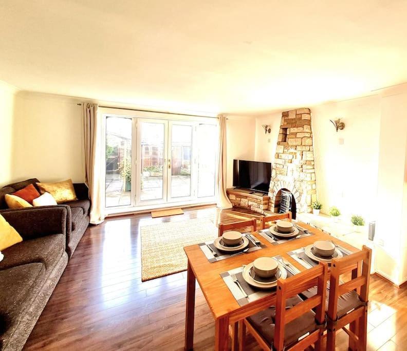 Cosy Luxurious 3 Bedroom House, Free Parking, Free Wifi, Private Garden, Free Netflix Havering Bagian luar foto