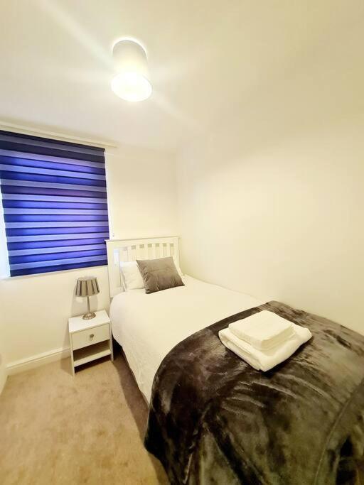 Cosy Luxurious 3 Bedroom House, Free Parking, Free Wifi, Private Garden, Free Netflix Havering Bagian luar foto