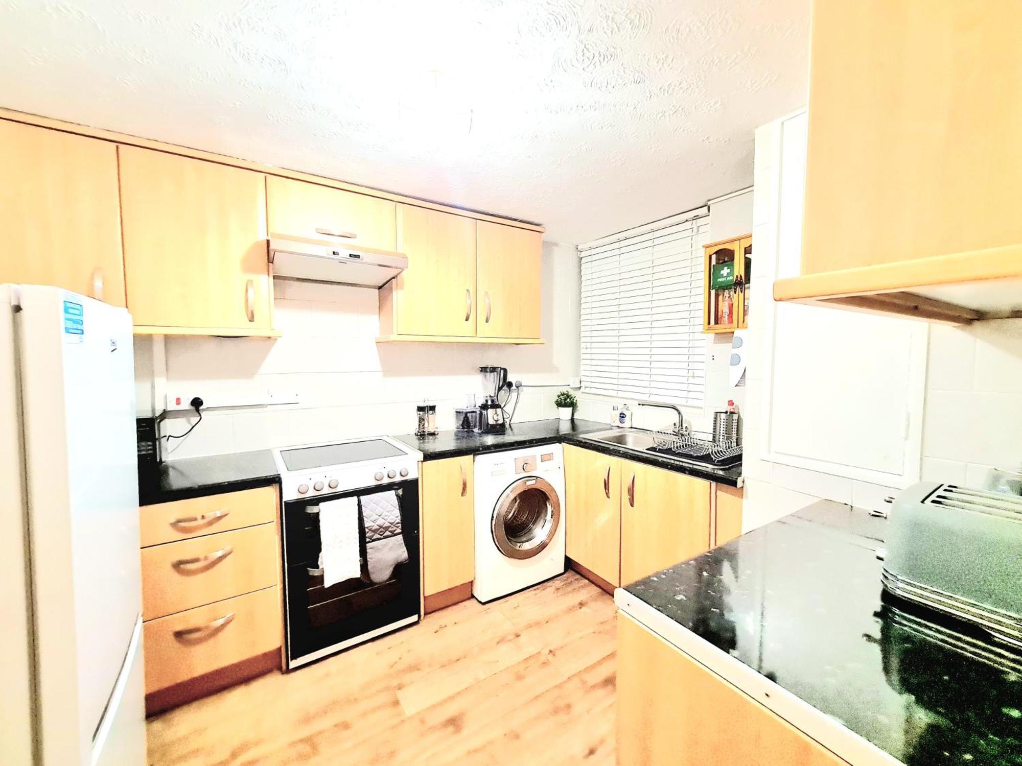 Cosy Luxurious 3 Bedroom House, Free Parking, Free Wifi, Private Garden, Free Netflix Havering Bagian luar foto